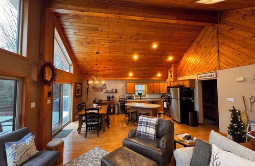 Hunter House | Located within 10 minutes from both Windham Mountain and Hunter Mountain!