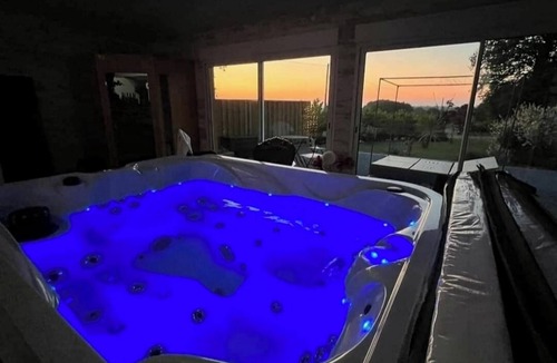 Saint-Mars-sur-la-Futaie House | Location Maison Chic Avec Sauna, Hammam et Jacuzzi