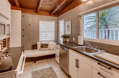 South Mission Beach Cottage | LOCATION! A/C. Play w/Beach Gear. Private Patio. CLEAN. Parking