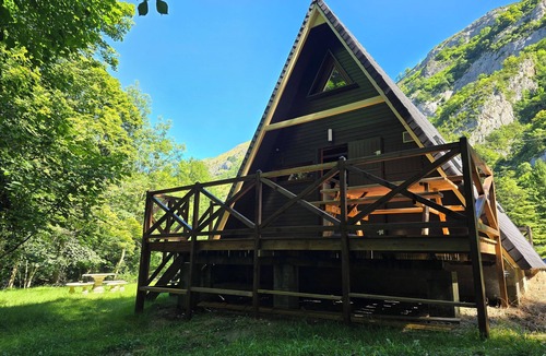 Sainte-Marie-de-Campan Ski Chalet | Location Chalet, Entièrement Rénové ,beaucoup de Charme, sur une Prairie