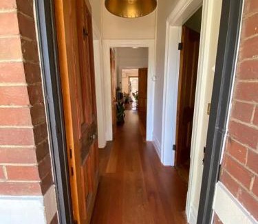 Bathurst House | Location cottage with industrial touch