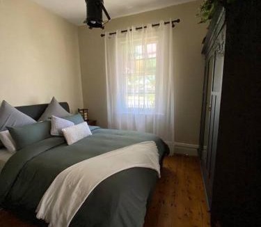 Bathurst House | Location cottage with industrial touch