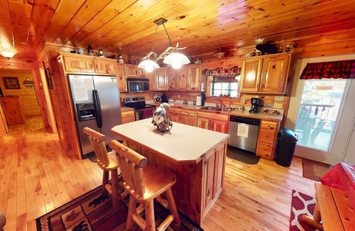 Pigeon Forge Cabin | Location! Country Charm Lodge - Hot tub - Game room - Large Porch- Picnic Area
