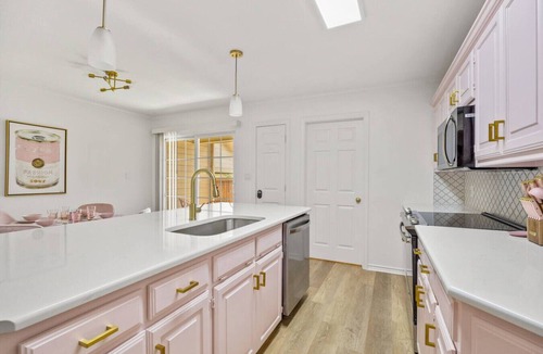 Tyler Apartment | Location! Dinning/Shopping1 Glamorous Pink Rose of Tyler!