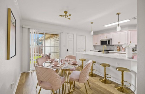 Tyler Apartment | Location! Dinning/Shopping1 Glamorous Pink Rose of Tyler!