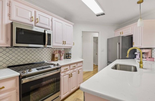Tyler Apartment | Location! Dinning/Shopping1 Glamorous Pink Rose of Tyler!