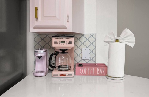 Tyler Apartment | Location! Dinning/Shopping1 Glamorous Pink Rose of Tyler!
