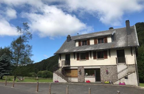 Besse-et-Saint-Anastaise Apartment | Location de la cascade 8 personnes