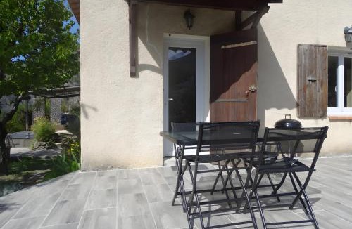 La Robine-sur-Galabre House | Location Gîte Les Iris