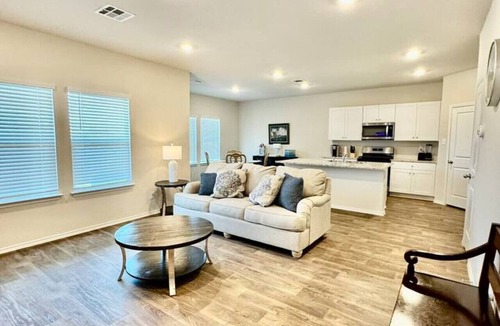 Medina Valley House | Location! Large Home- King Master Suite, BBQGrill