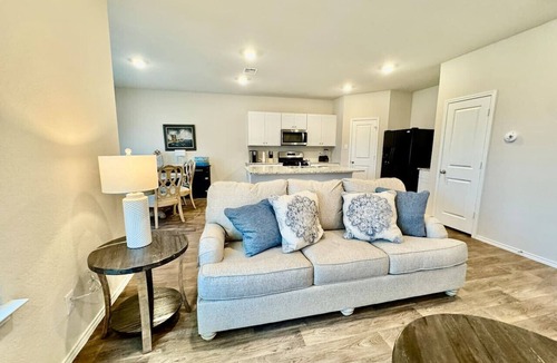 Medina Valley House | Location! Large Home- King Master Suite, BBQGrill