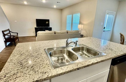 Medina Valley House | Location! Large Home- King Master Suite, BBQGrill