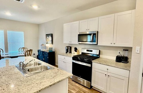 Medina Valley House | Location! Large Home- King Master Suite, BBQGrill