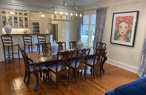 College Park House | LOCATION - LARGE RENOVATED HISTORICAL HOME- SLEEPS 8- STEPS TO KYLE FIELD