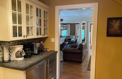Hillcrest House | LOCATION! LOCATION! LOCATION! Elegant Acorn Cottage Awaits!