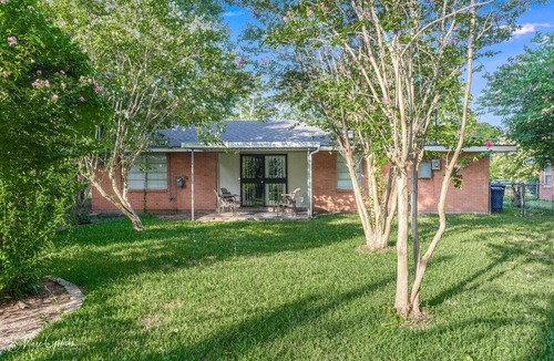 Broadmoor House | LOCATION, LOCATION, LOCATION- UPDATED, COZY, SUPER CLEAN