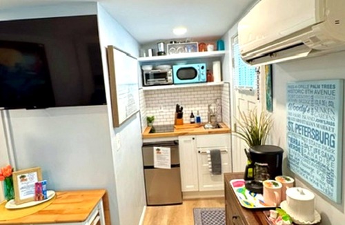 Historic Old Northeast Apartment | Location, Location! Walk/Bike Downtown & Pier