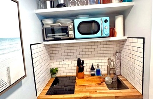 Historic Old Northeast Apartment | Location, Location! Walk/Bike Downtown & Pier