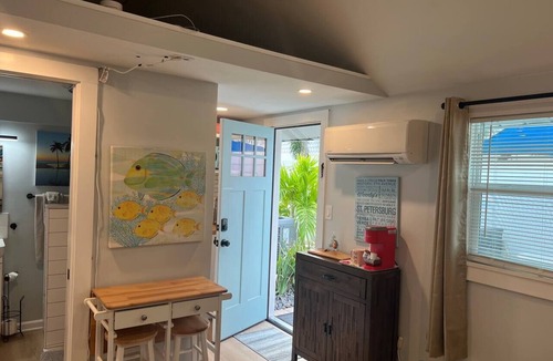 Historic Old Northeast Apartment | Location, Location! Walk/Bike Downtown & Pier