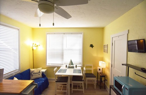 Golden Beach Apartment | LOCATION!Lovely Venice Villa 2 min walk to beach