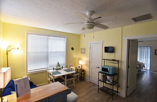 Golden Beach Apartment | LOCATION!Lovely Venice Villa 2 min walk to beach