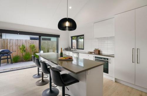 Rainbow Point House | Location on Point - Taupo