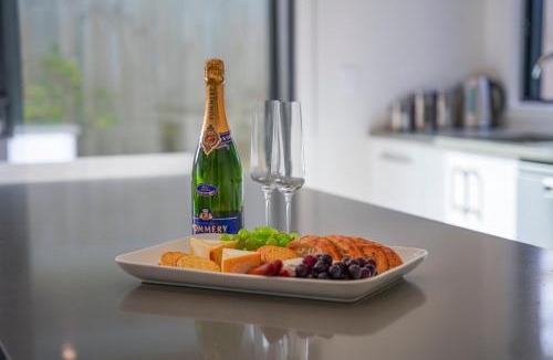 Rainbow Point House | Location on Point - Taupo