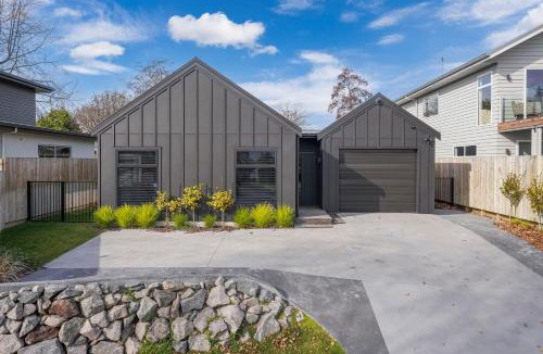 Rainbow Point House | Location on Point - Taupo