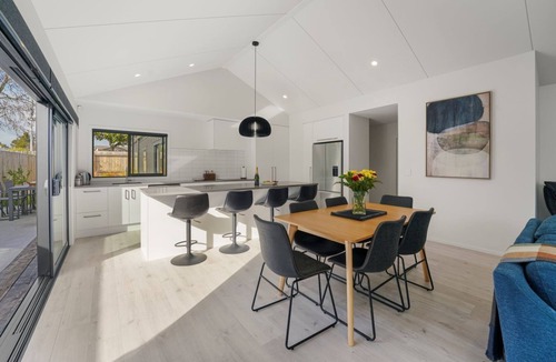 Rainbow Point House | Location on Point - Taupo