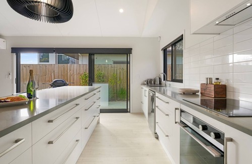 Rainbow Point House | Location on Point - Taupo