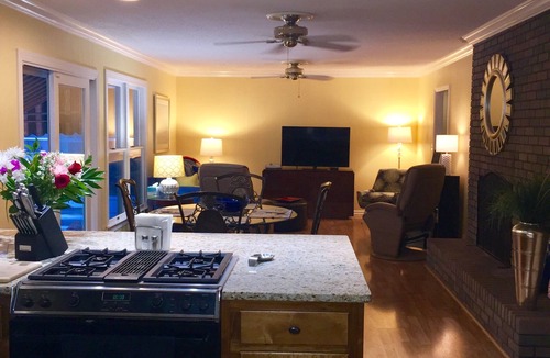 Hixson House | LOCATION, PRIVACY, POOL