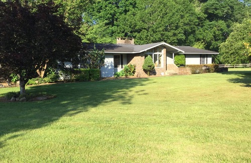 Hixson House | LOCATION, PRIVACY, POOL