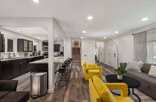 Picnic Point-North Lynnwood House | Location, Space, & Serenity Perfect Group Getaway!