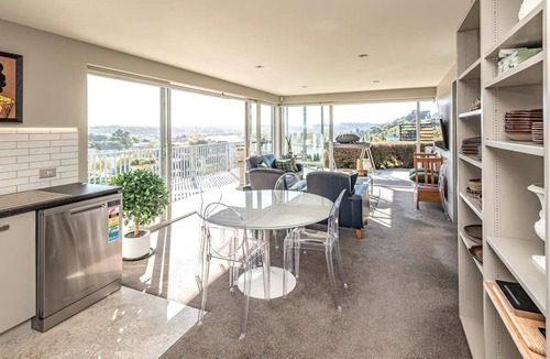 Whanganui Apartment | LOCATION - WITH FABULOUS VIEWS.