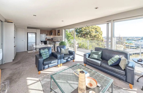 Whanganui Apartment | LOCATION - WITH FABULOUS VIEWS.
