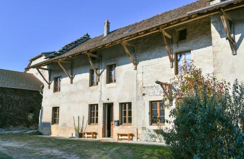 Groslee-Saint-Benoit Apartment | Locations Longo Mai