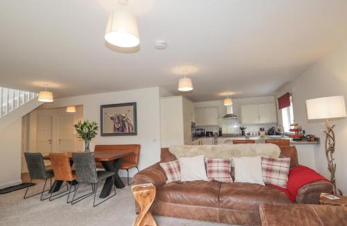 Spean Bridge Apartment | Lochside, 1 The Corries