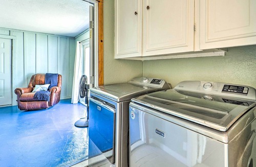 Grove House | 'Lochview Lodge' Idyllic Farmhouse in Grove!