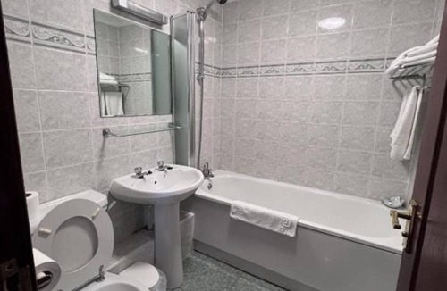 Dumbarton Hotel | Lochway Hotel