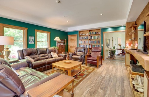 Teall Beach House | Lockes Glen - Lakefront Geneva Getaway with Dock!