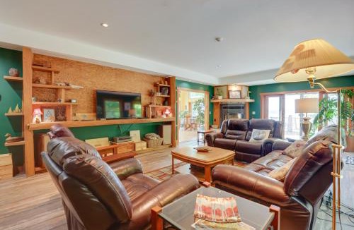 Teall Beach House | Lockes Glen - Lakefront Geneva Getaway with Dock!