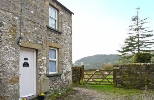 Langcliffe Cottage | LOCKS COTTAGE, family friendly, with open fire in Langcliffe