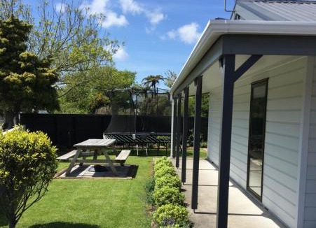 New Plymouth Hotel | Lockwood Manor Motel