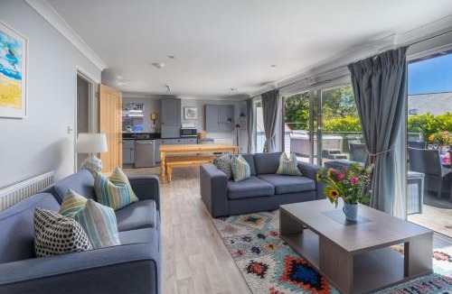 Winnard's Perch House | Lodge 27 - Resort & Spa - Parking - Private Hot Tub