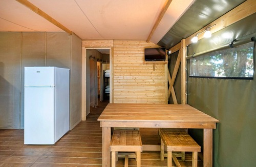 Lesperon RV Rental | Lodge 4 with Shared Pool, Private Terrace and Shared Garden