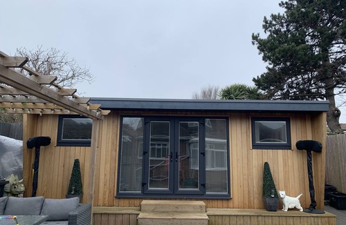 Hove Cottage | Lodge , air con , Free Parking , Mini bar