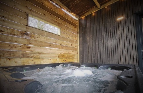 Saint-Coulitz Ski Chalet | Lodge Cosy Sauna & Jacuzzi