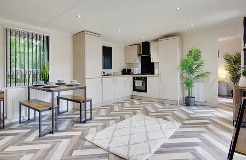 Matchams Apartment | Lodge-Executive-Garden-Outside Bath