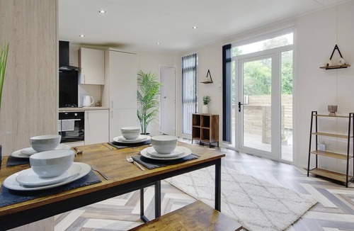 Matchams Apartment | Lodge-Executive-Garden-Outside Bath