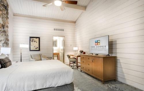 Village of Four Seasons Resort | Lodge of Four Seasons Golf Resort, Marina & Spa